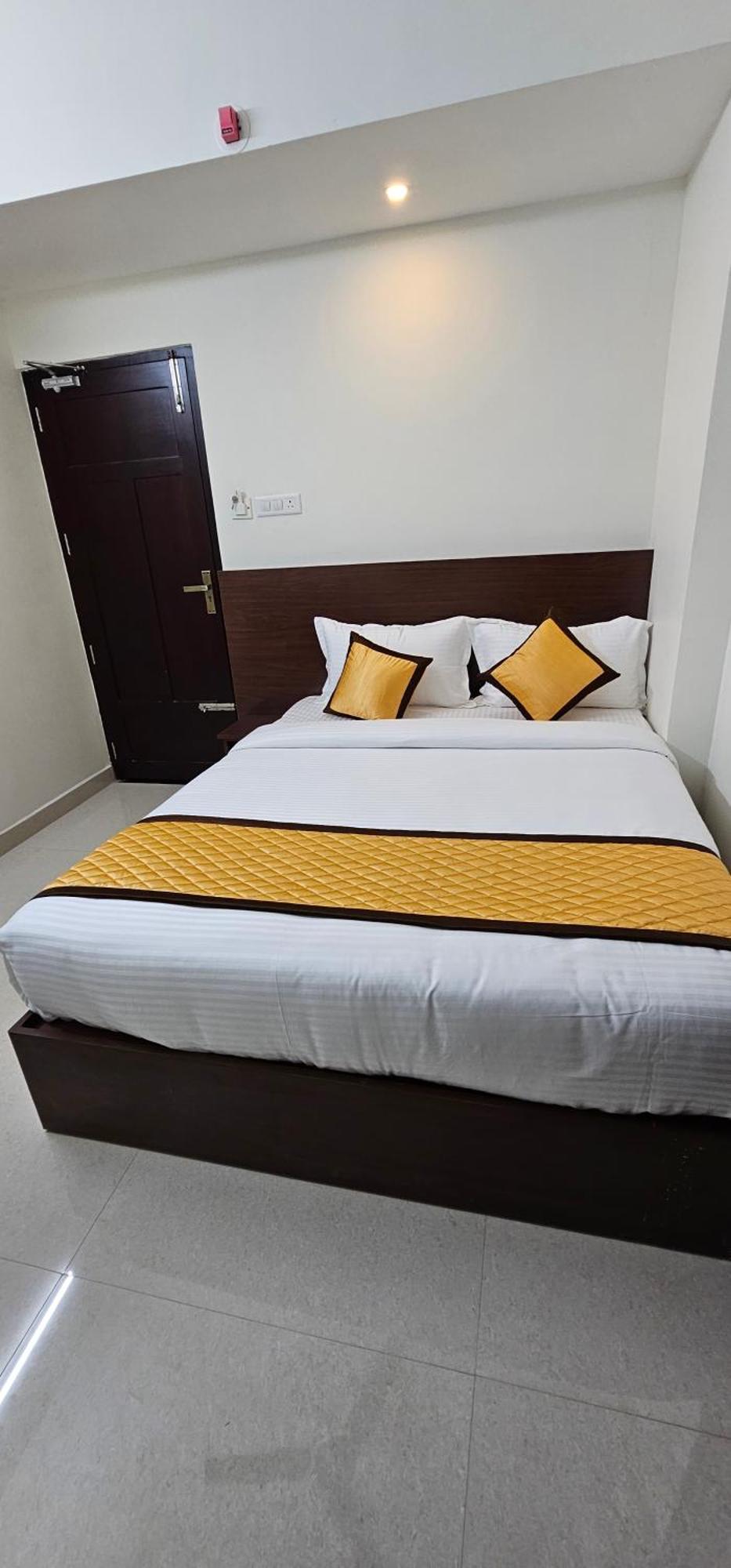 Blueway Residency Downtown Hotel Thiruvananthapuram Esterno foto