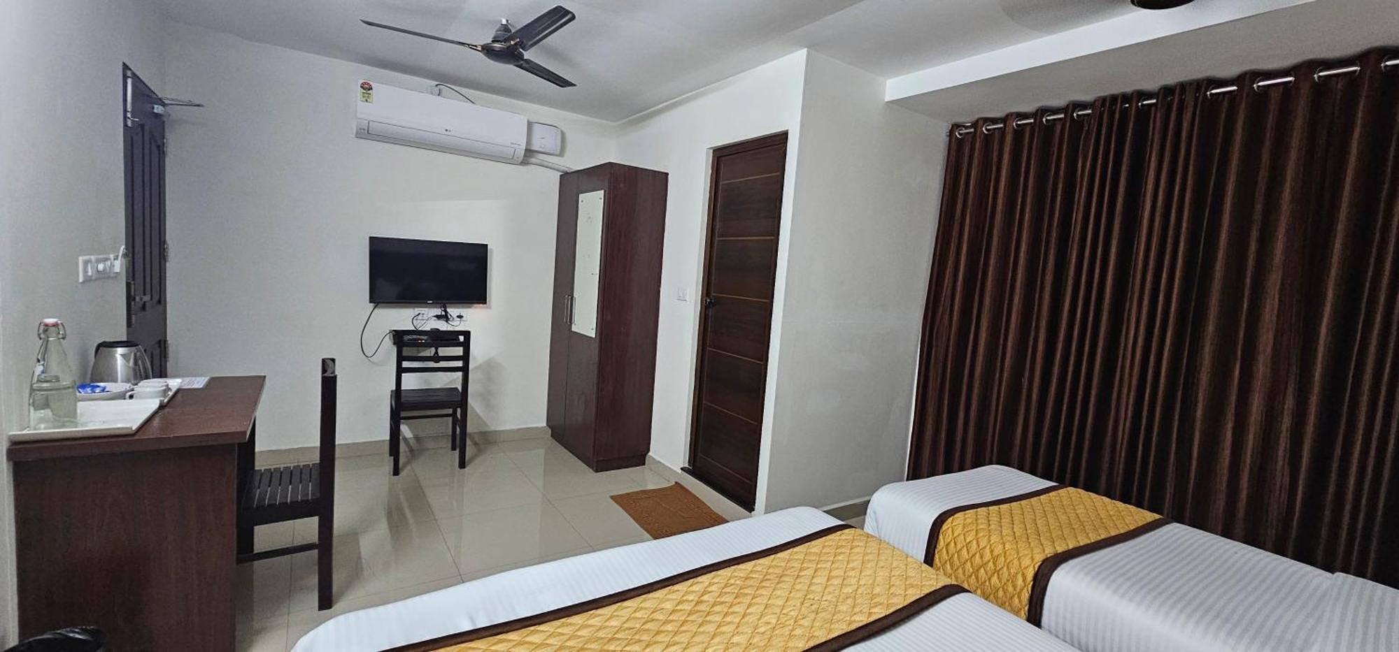 Blueway Residency Downtown Hotel Thiruvananthapuram Esterno foto